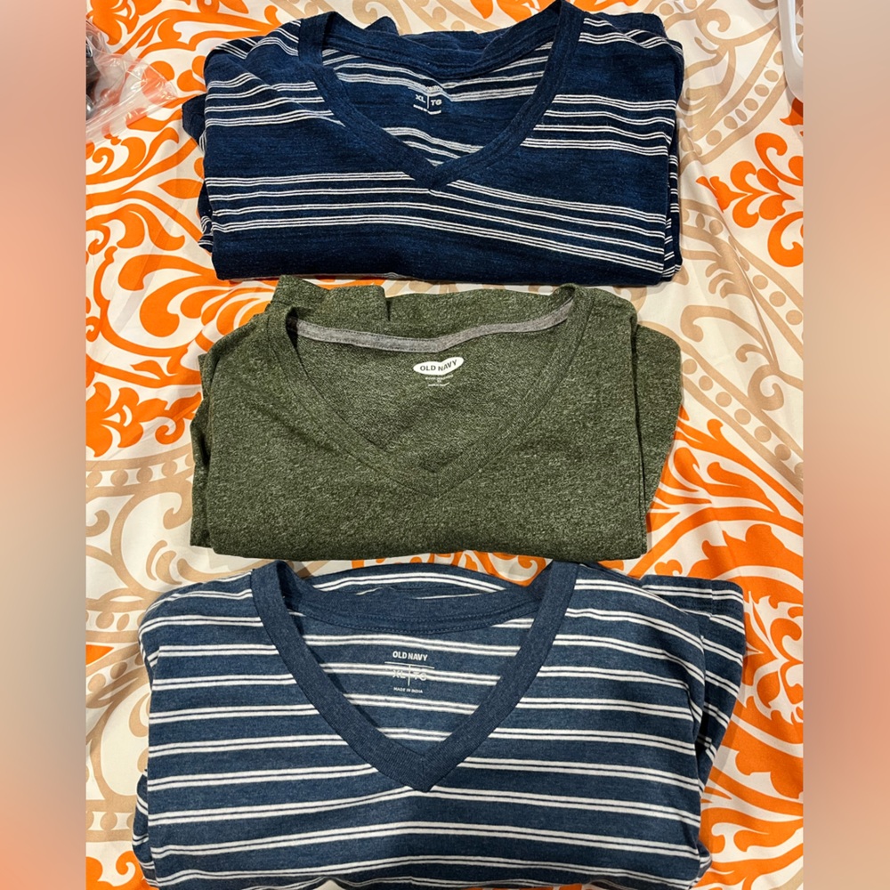 3 Old Navy V-Neck T-Shirts. Size XL